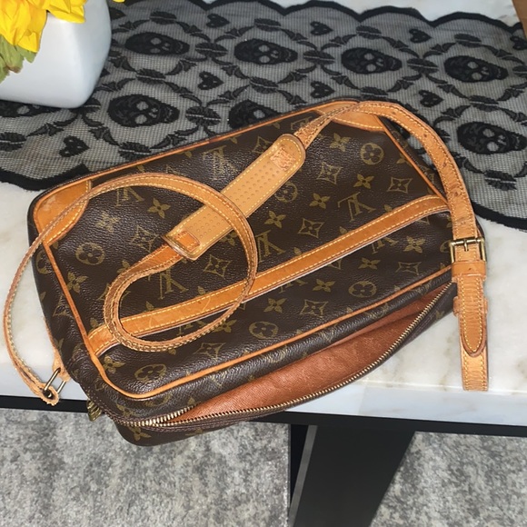 Loui Vuitton crossbody purse - Picture 8 of 11